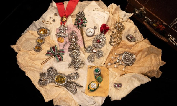 Повний набір коштовностей Габсбургів, які зберігалися в осередку банку в Квебеку, Канада. Полный набор драгоценностей Габсбургов, которые хранились в ячейке банка в Квебеке, Канада.