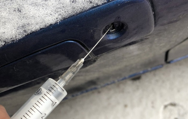 Наберите в шприц водку или спирт. / Фото: auto.blitz.bg