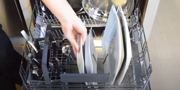 Расставьте большие тарелки 