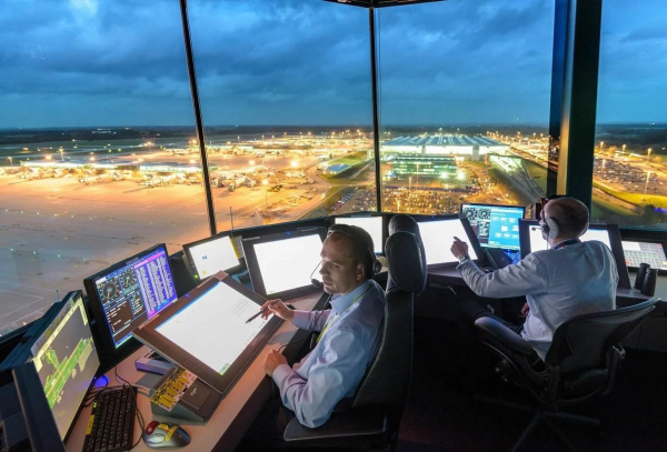 Авиадиспетчеры также несут огромную отвественность за жизни людей.  Фото: aviationgoln.com.