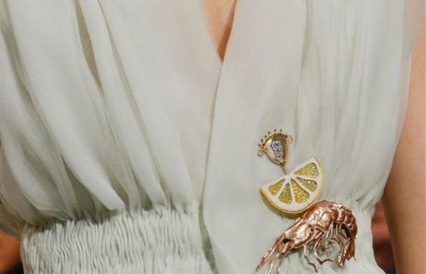 Французские модельеры раставляют яркие акценты с помощью броши. / Фото: livemaster.by 