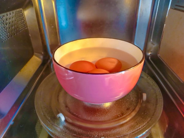 Яйца могут взорваться. / Фото: 1000.menu