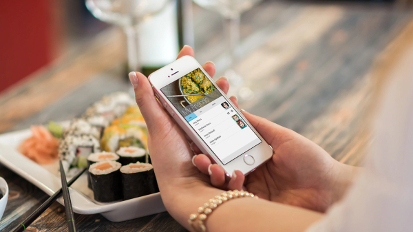 Телефон класть на стол не допустимо. / Фото: aroterra.ru 