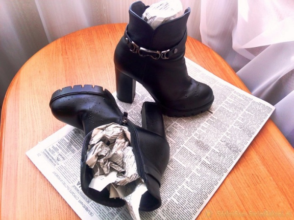 Плотно набейте ботинки газетами. / Фото: fb.ru