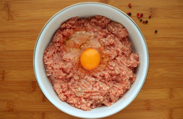 Яйце скріплює фарш. / Фото: povar.ru Яйцо скрепляет фарш. / Фото: povar.ru