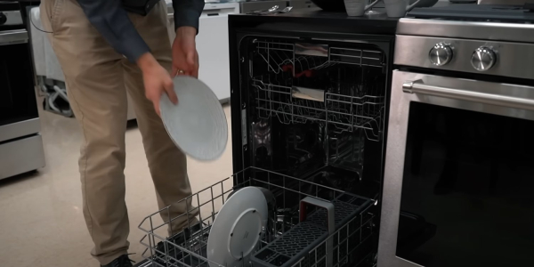 Расставьте большие тарелки 