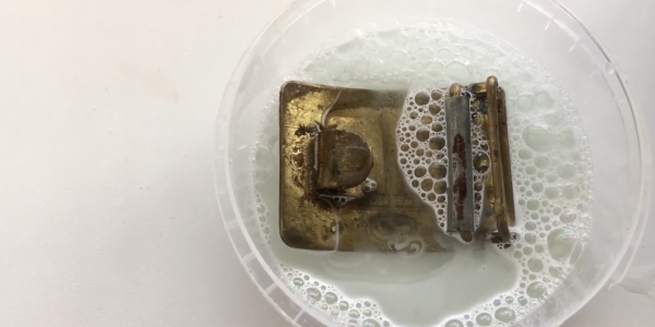Как почистить латунь в домашних условиях: замочите изделие