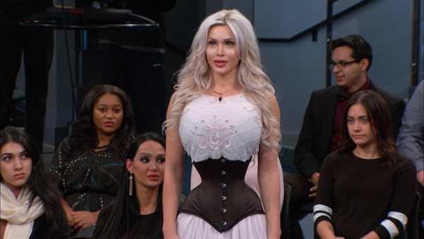 Опасная операция, удаление важных костей из тела - и всё ради тонкой талии. /Фото: youtube.com