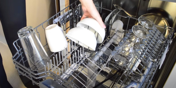 Как загрузить посудомоечную машину: заполните верхний отсек