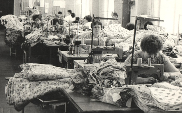 Швейный цех и его сотрудницы. / Фото: kultura-to.ru