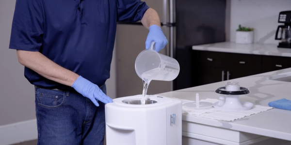 Залейте смесь в бак