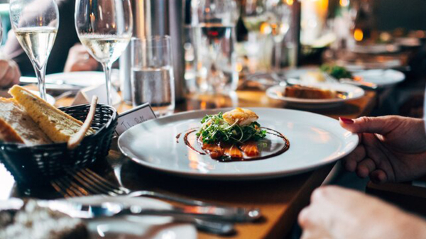 Несъедобные части кладут в верхней части тарелки. / Фото: myseldon.com 