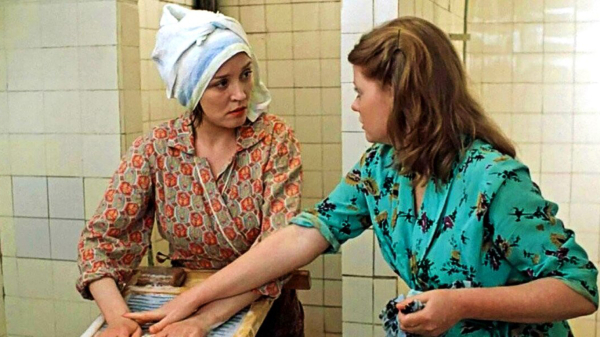 Прати доводилося вручну. / Фото: kinoafisha.info Стирать приходилось вручную. / Фото: kinoafisha.info