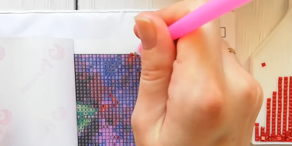 За допомогою Стілуса почніть викладати стрази Выкладывайте стразы поочерёдно с помощью стилуса