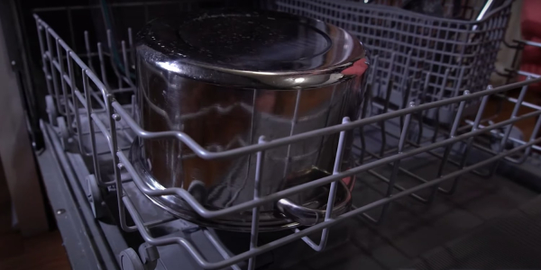 Поместите кастрюлю в нижний отсек