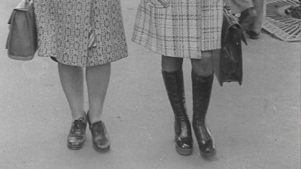 Юбки стали короткими, а сапоги высокими. / Фото: soviet-life.livejournal.com 