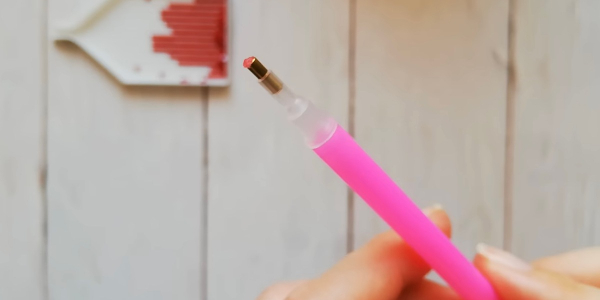 На кінчик стилуса нанесіть клей і підчепіть їм стразу На кончик стилуса нужно нанести немного клея и подцепить сразу