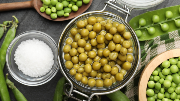 Как можно использовать рассол от зеленого горошка? / Фото: lifehacker.ru 