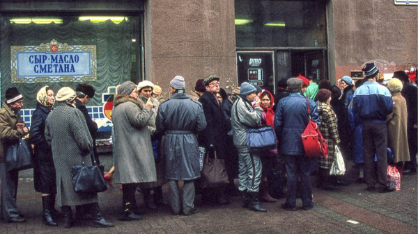 У черзі можна було стояти по 2-3 години. / Фото: lady.mail.ru В очереди можно было стоять по 2-3 часа. / Фото: lady.mail.ru