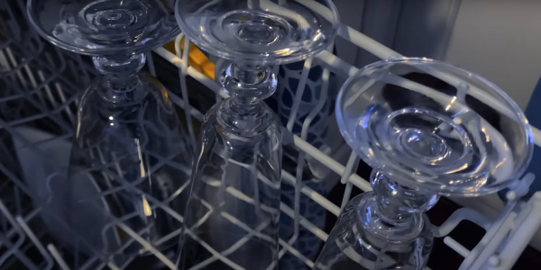 Как пользоваться посудомоечной машиной: зафиксируйте бокалы