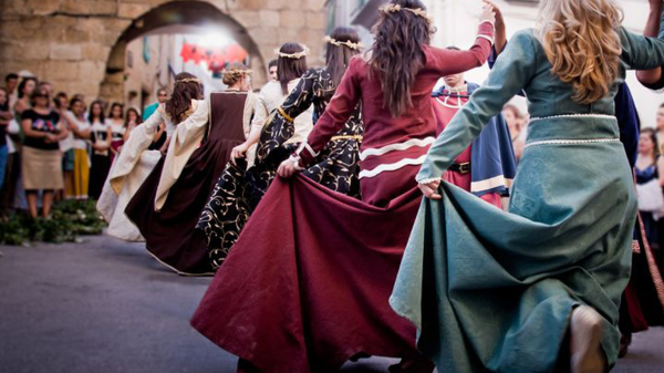 Зачем женщины носили наряды со шлейфом? / Фото: alpaca-shop.ru 