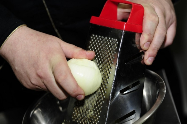 Натрите лук на мелкой терке. / Фото: syl.ru