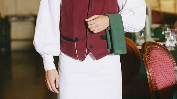 Официант не оставляет без внимания обслуживающий столик. / Фото: afisha.ru 