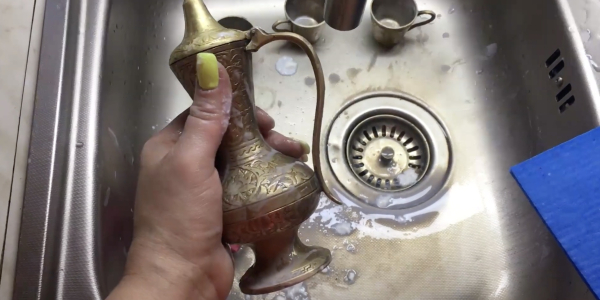 Как почистить латунь кефиром: потрите изделие