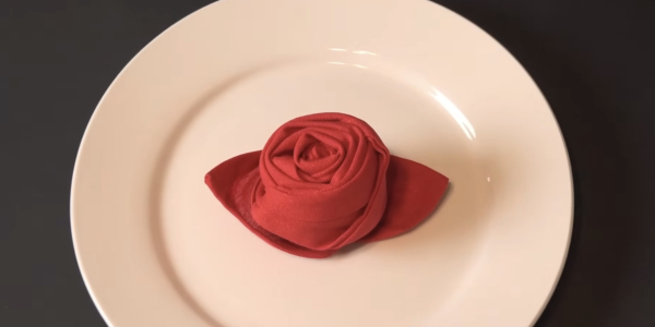 Как красиво сложить тканевые салфетки на праздничном столе в виде розы