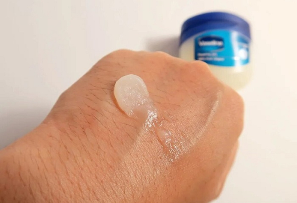 Вазелин отлично защищает кожу рук. / Фото: beautyjournal.id
