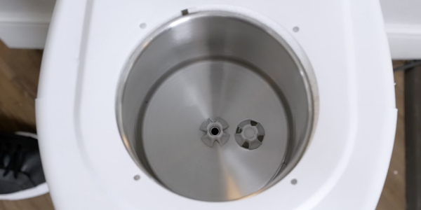 Очистите распределительный бак