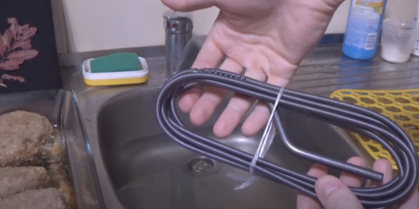 Как избавиться от запаха канализации в квартире: устраните засор сантехническим тросом