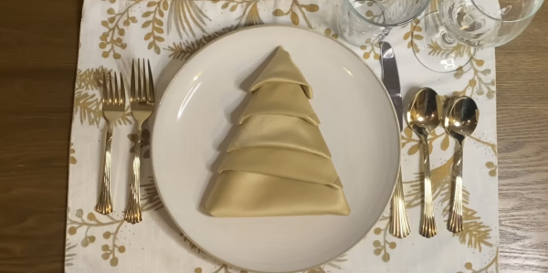Как красиво сложить бумажные и тканевые салфетки ёлочкой