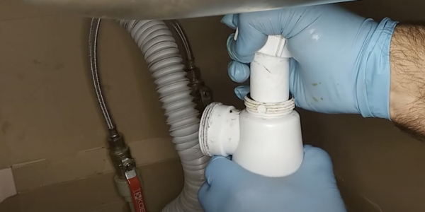 Как избавиться от запаха канализации в квартире: почистите сифон