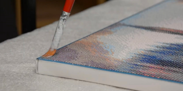 Готову картину накрийте акриловим лаком, щоб захистити стрази. Как собирать алмазную мозаику: когда картина будет готова, её нужно покрыть акриловым лаком