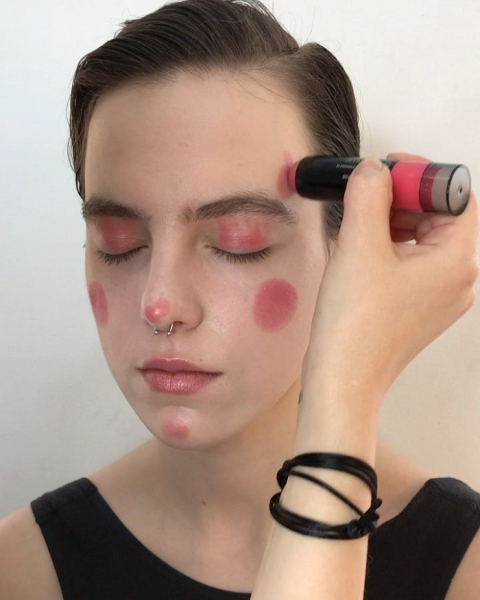 Экспресс-макияж румянами в форме стика. / Фото: lisa.ru