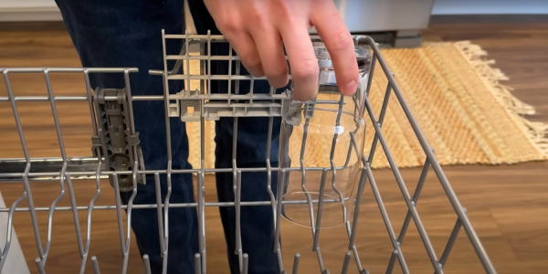 Как пользоваться посудомоечной машиной: зафиксируйте бокалы