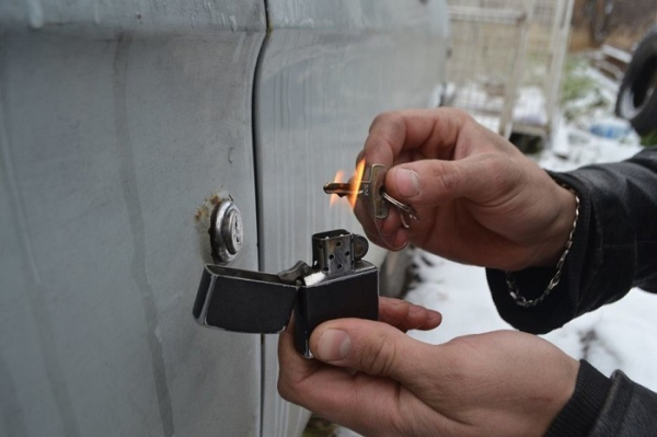 Нагрейте ключ зажигалкой. / Фото: drive2.ru