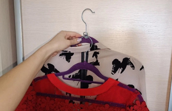 Кольцо от банки позволит повесить две вешалки вместе.