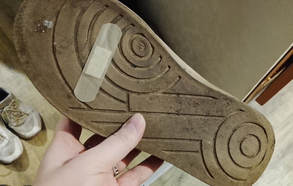 Наклейте пластырь на подошву. / Фото: progorod58.ru