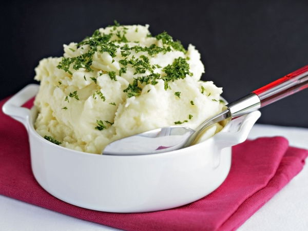 Чтобы приготовить пюре можно использовать даже майонез.  Фото: thespruceeats.com.