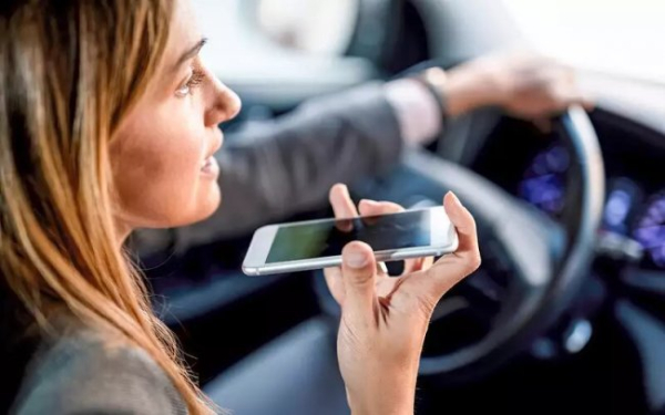 Руки – на кермо! З'ясували, що найсильніше відволікає водія від дороги