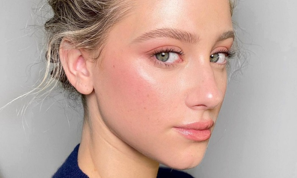 Макияж с румянами освежает лицо. / Фото: thegirl.ru