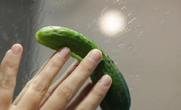 Натрите зеркало половинкой огурца. / Фото: bolshoyvopros.ru