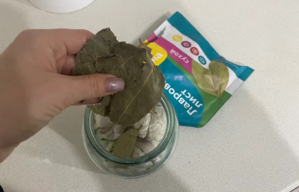 Навіщо часник зберігати з лавровим листком, а в засмажку додавати…