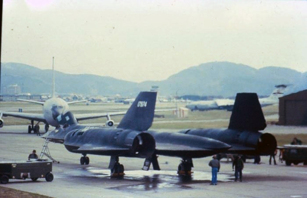 Калюжі палива під літаком. Фото: key.aero Лужи топлива под самолётом./ Фото: key.aero