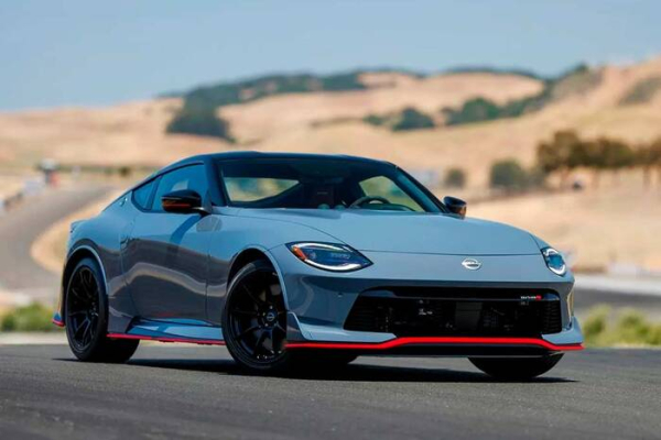 Мотор Nissan Z NISMO має потужність 420 л. с. Фото: allcarz.ru Мотор Nissan Z NISMO обладает мощностью 420 л. с. Фото: allcarz.ru