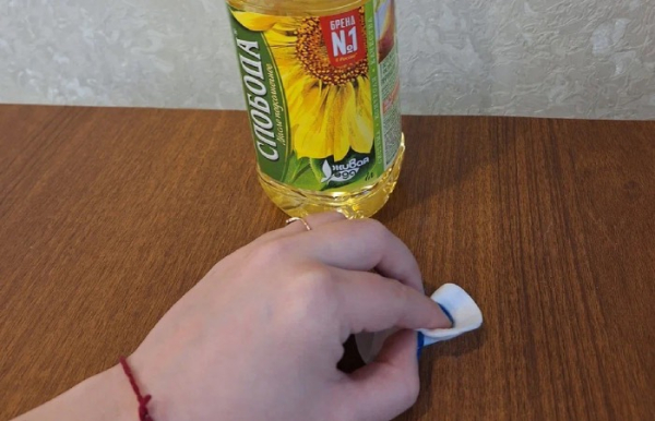 Соняшникова олія врятує ваші меблі. Подсолнечное масло спасет вашу мебель.