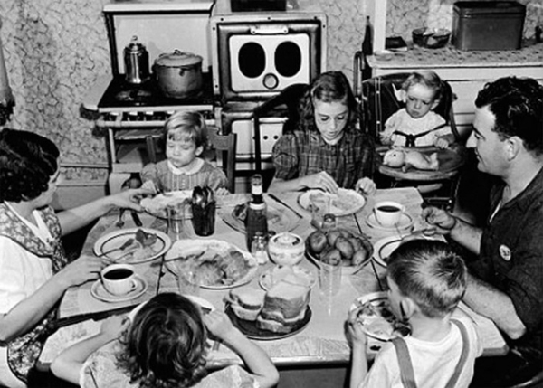 Не завжди у шістдесятих готували із якісних продуктів. /Фото: pinterest.com Не всегда в шестидесятых готовили из качественных продуктов. /Фото: pinterest.com