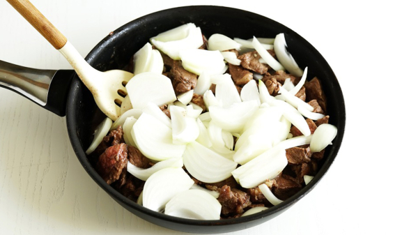 Луком можно разбавить блюдо без потери вкуса. / Фото: gutoch.info 